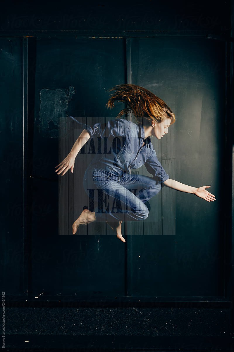 How to get a unique look by wearing your common jeans.