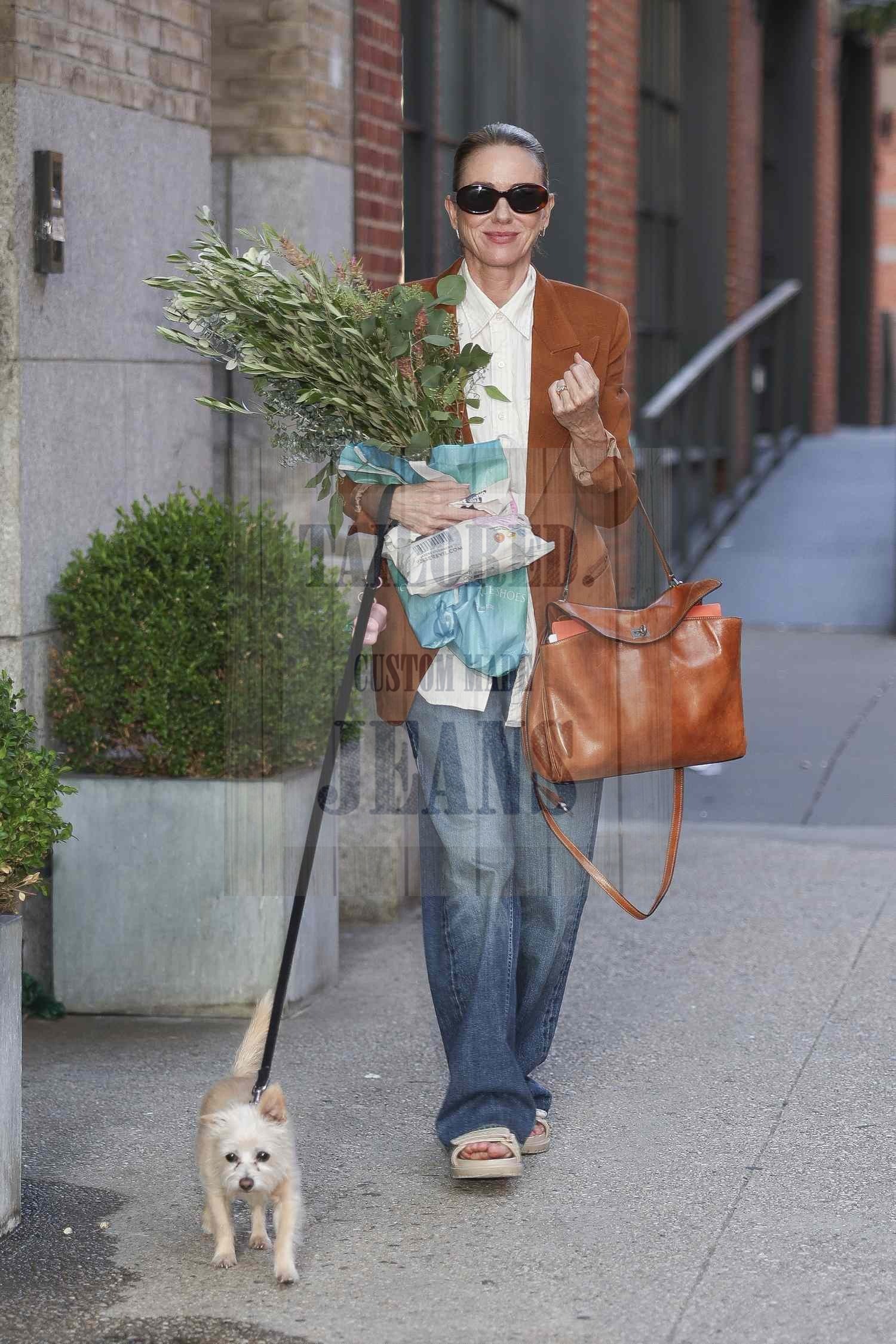 Naomi Watts’s Guide: How to Make Baggy Jeans Look Chic (Not Sloppy)