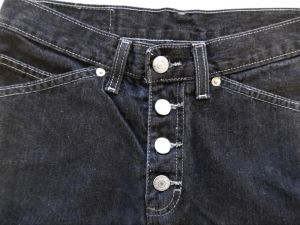 https://www.tailored-jeans.com/media/catalog/product/cache/8568961b23469a30b3f7b368323bc2c6/e/x/exposed-button-fly.jpg